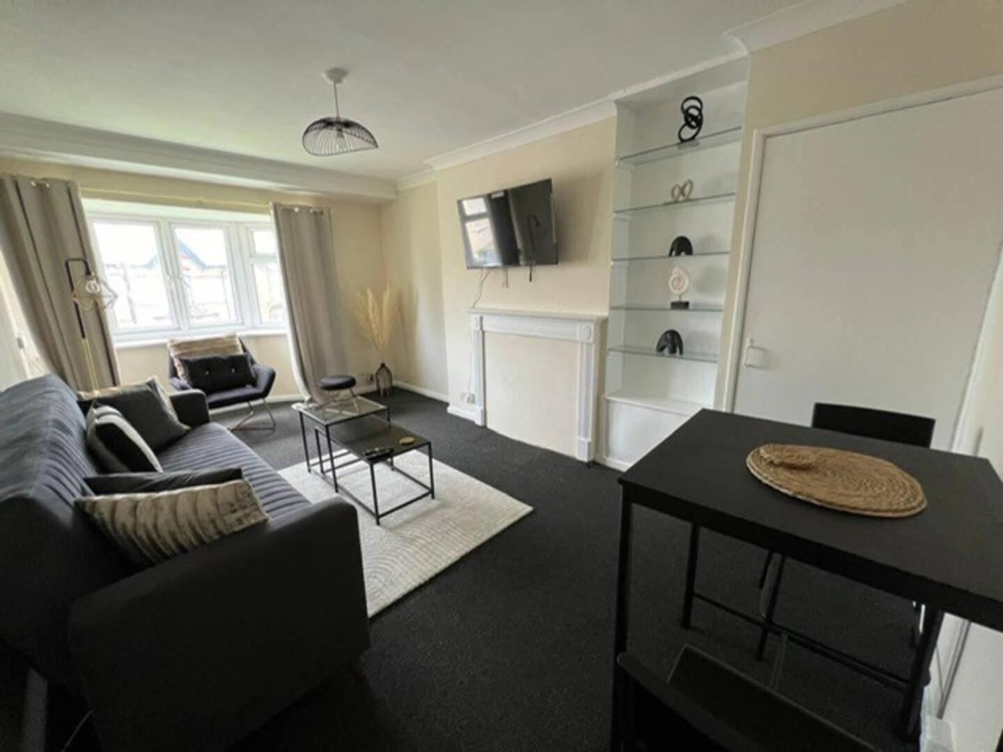 Walthamstow - - Sleeps 3 - Streetparking Apartamento *